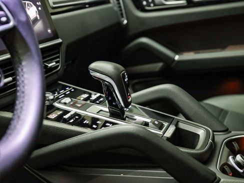 Used 2022 Porsche Cayenne Platinum Edition image 28