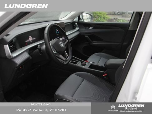 Used 2025 Volkswagen Tiguan SE w/ Panoramic Sunroof Package AWD/4WD image 26