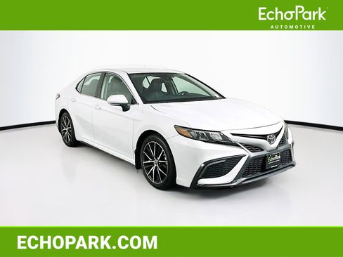 Used 2023 Toyota Camry SE image 1