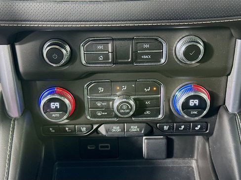 Used 2023 GMC Yukon SLT image 16