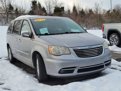 Used 2014 Chrysler Town & Country Touring-L w/ Driver Convenience Group image 2