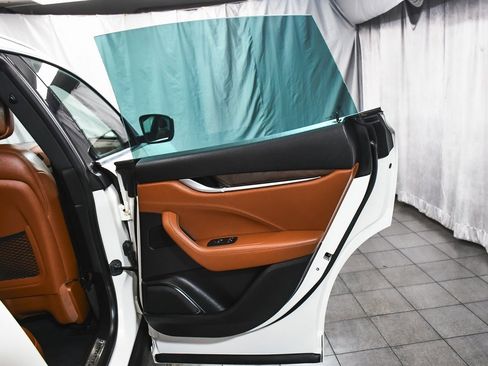 Used 2021 Maserati Levante image 14