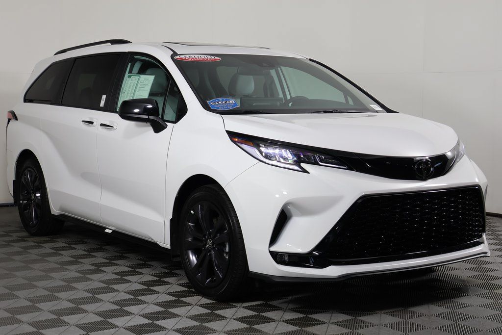 Used 2026 Toyota Sienna XSE FWD image 3