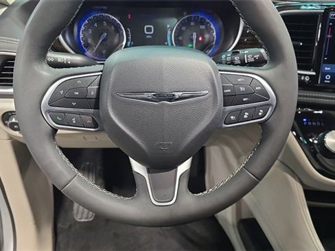 Used 2024 Chrysler Pacifica Limited image 24