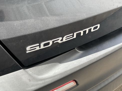 Used 2023 Kia Sorento LX FWD image 3