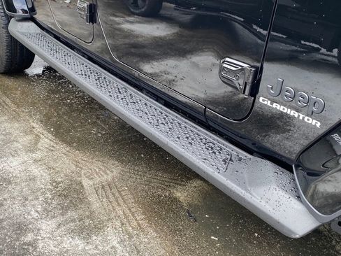 Used 2022 Jeep Gladiator Overland image 21