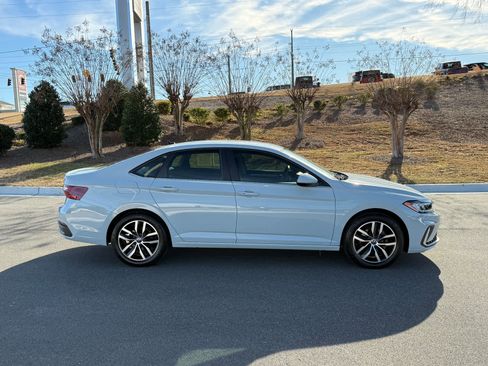 Used 2025 Volkswagen Jetta SE image 6