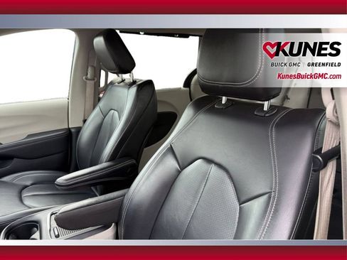 Used 2023 Chrysler Pacifica Touring-L FWD image 13