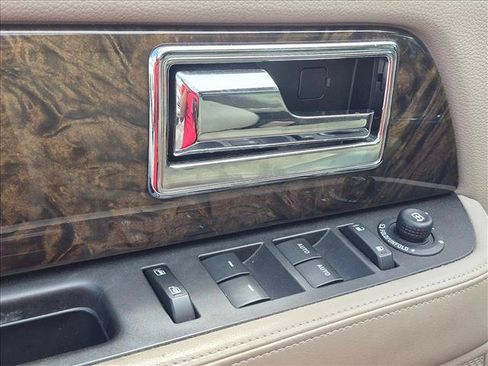 Used 2016 Lincoln Navigator Select RWD image 6