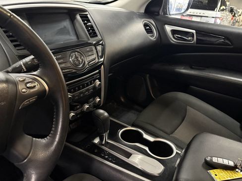 Used 2020 Nissan Pathfinder SV image 34