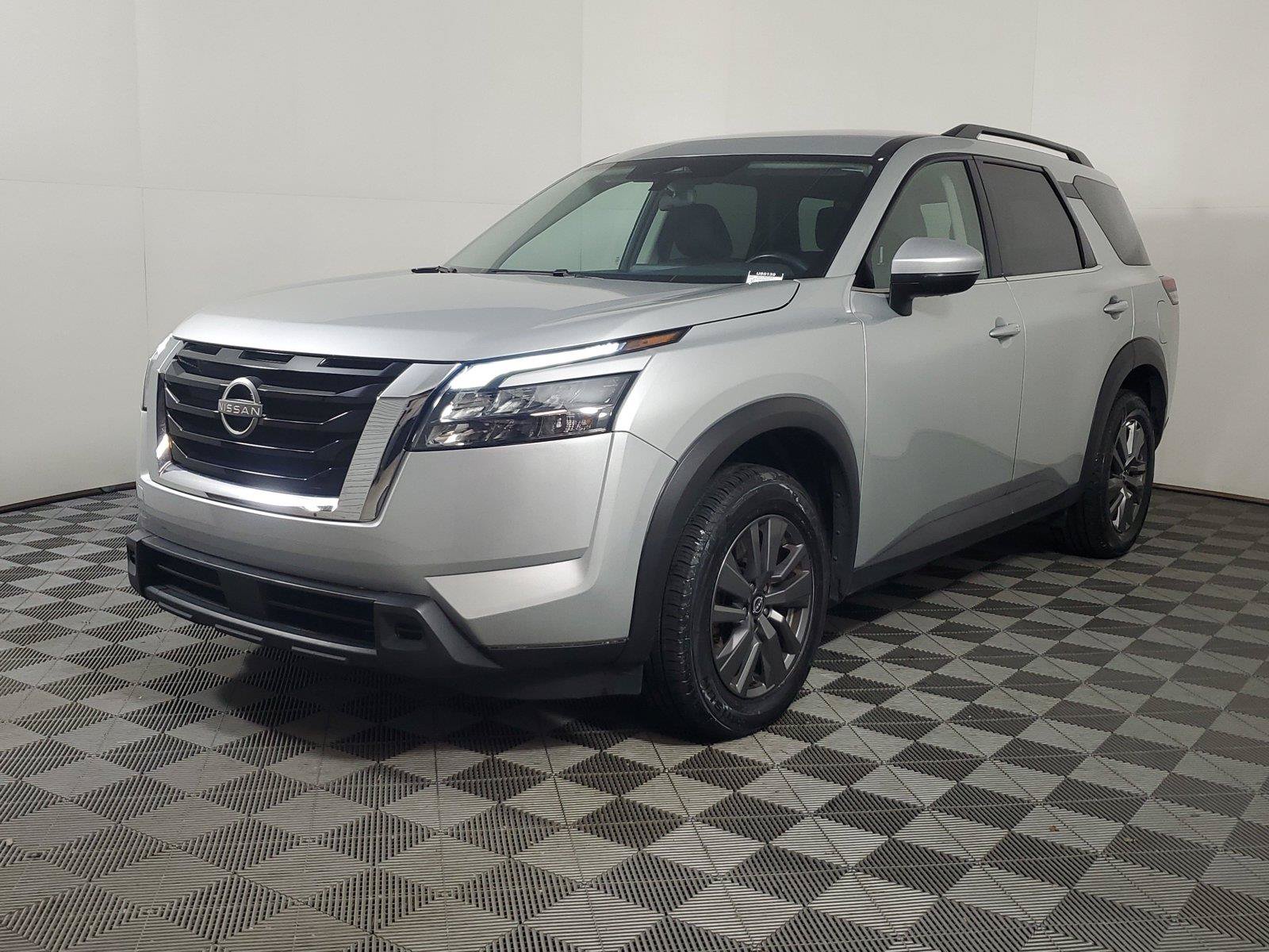 Used 2025 Nissan Pathfinder SV FWD image 3