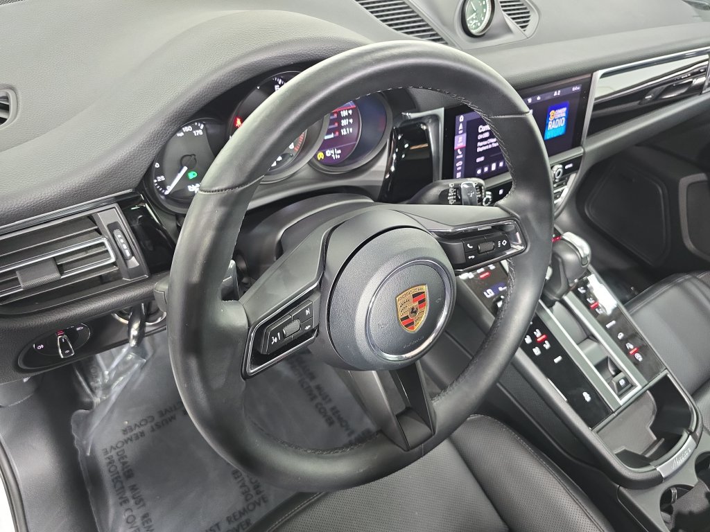 Certified 2026 Porsche Macan AWD/4WD image 4