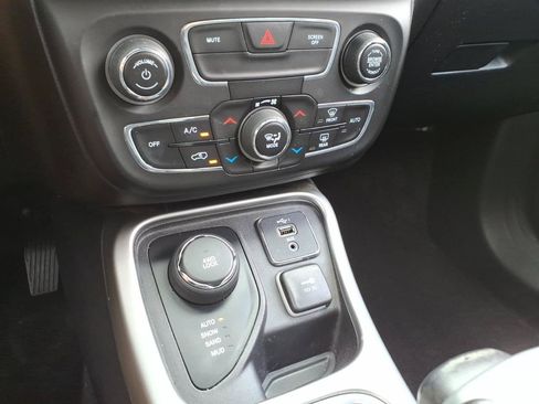 Used 2019 Jeep Compass Latitude w/ Cold Weather Group AWD/4WD image 13
