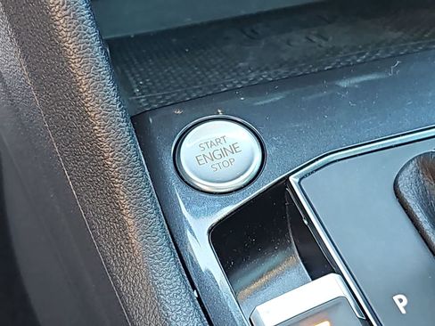 Used 2021 Volkswagen Tiguan SE image 23