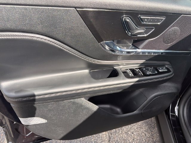 Certified 2025 Lincoln Corsair FWD image 12