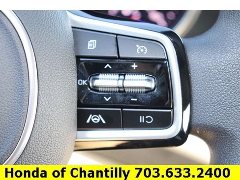 Used 2024 Kia Carnival LX FWD image 12