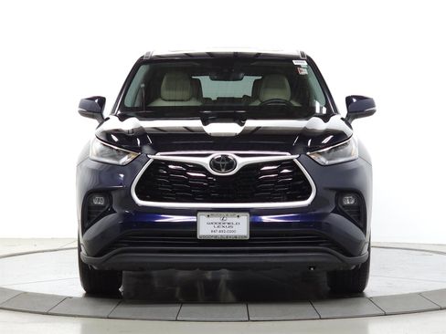 Used 2021 Toyota Highlander XLE AWD/4WD image 2