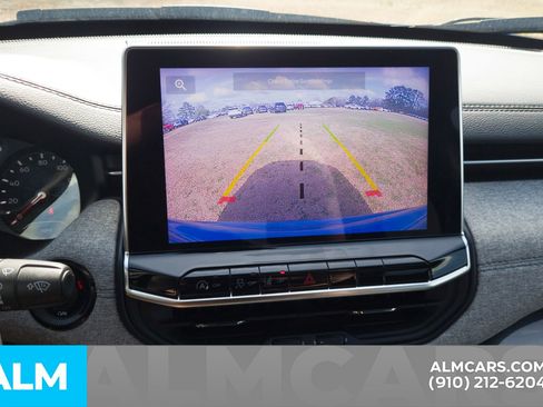 Used 2024 Jeep Compass Latitude image 9