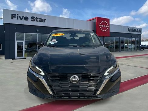 Used 2025 Nissan Altima 2.5 SV FWD image 2