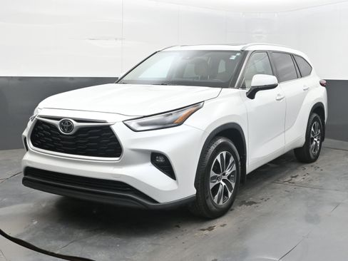 Used 2022 Toyota Highlander XLE AWD/4WD image 4