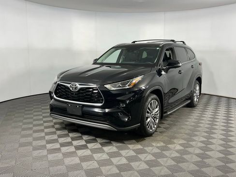 Used 2024 Toyota Highlander Platinum image 3