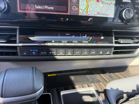 Used 2021 Toyota Sienna Limited image 27