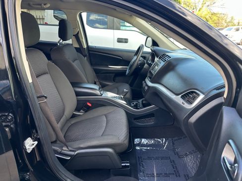Used 2019 Dodge Journey SE image 16