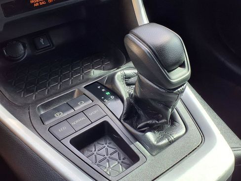 Used 2021 Toyota RAV4 LE FWD image 12