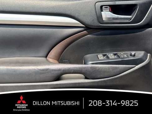 Used 2018 Toyota Highlander XLE AWD/4WD image 11