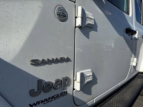 Used 2018 Jeep Wrangler Unlimited Sahara image 9