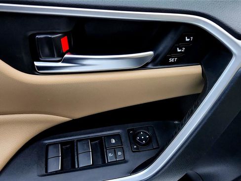 Used 2023 Toyota RAV4 XLE Premium image 23