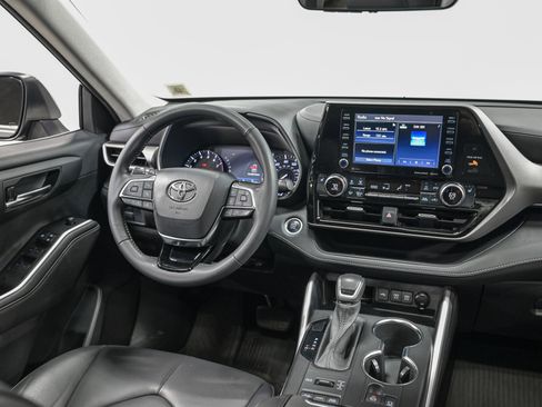 Used 2021 Toyota Highlander XLE image 30