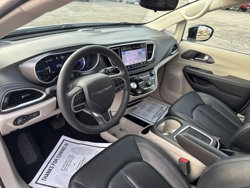 Used 2024 Chrysler Pacifica Select image 12