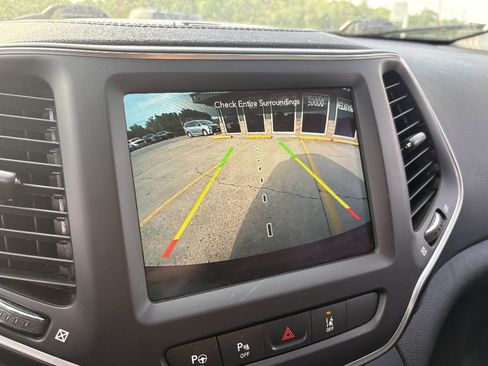 Used 2023 Jeep Cherokee Altitude Lux AWD/4WD image 38