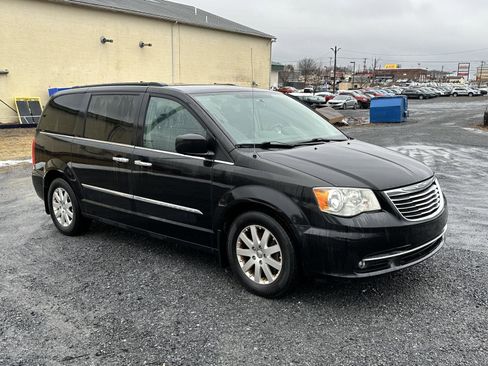 Used 2013 Chrysler Town & Country Touring image 2