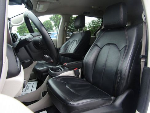 Used 2018 Chrysler Pacifica Touring-L w/ Advanced Safetytec Group FWD image 12