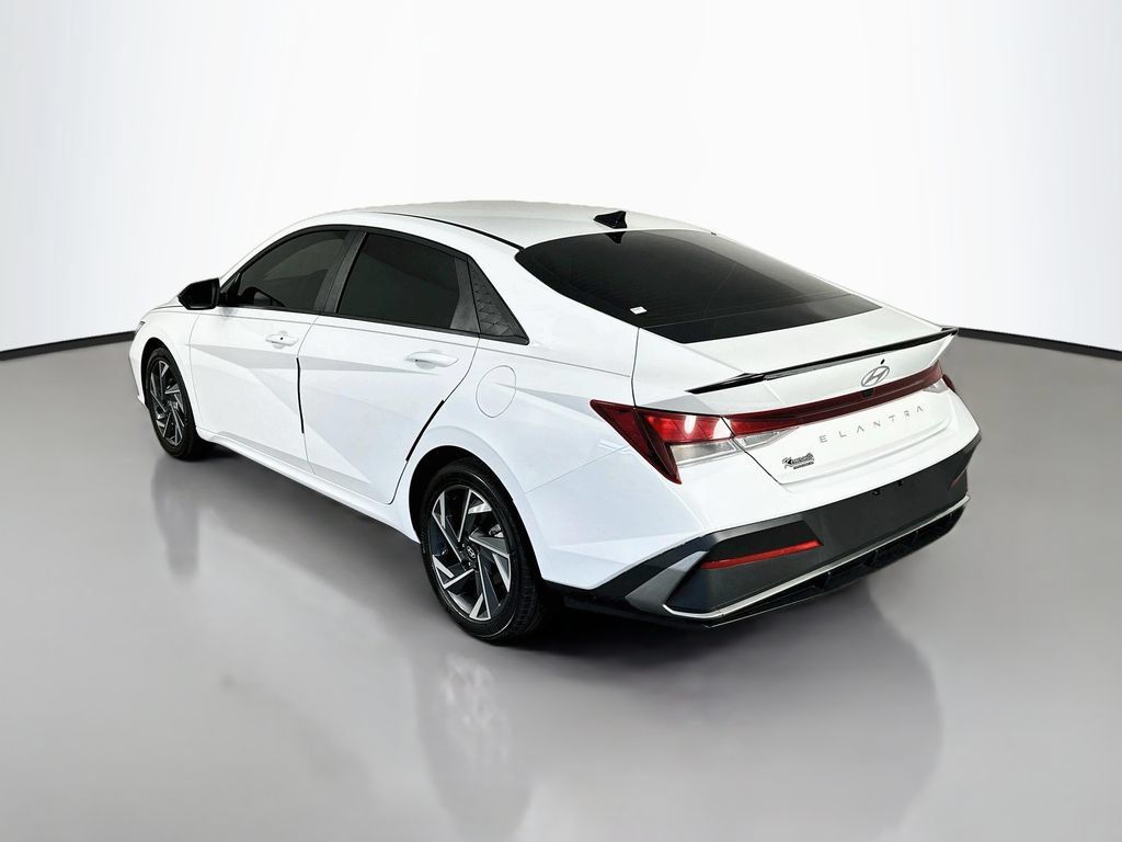 Used 2025 Hyundai Elantra Sport FWD image 5