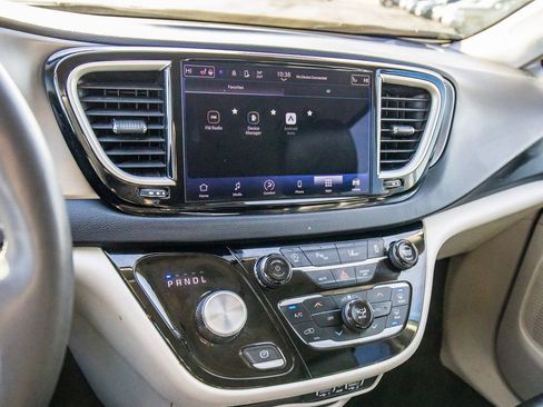 Used 2023 Chrysler Pacifica Touring-L image 30