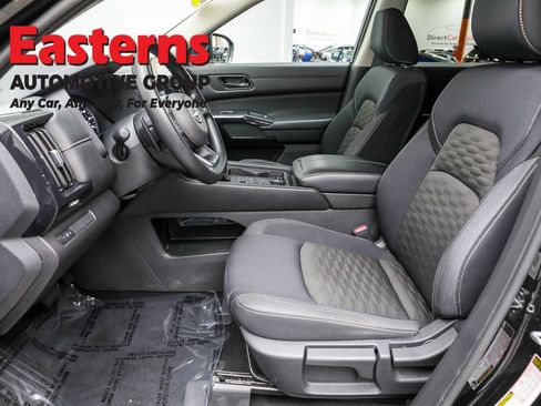 Used 2024 Nissan Pathfinder S image 14