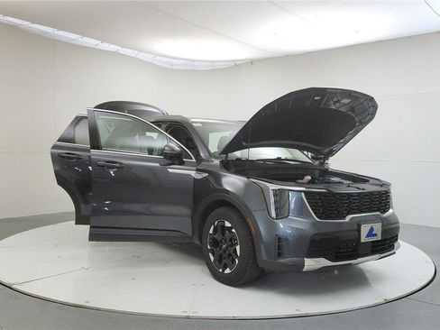 Used 2024 Kia Sorento S image 9