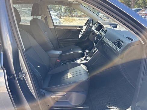 Used 2023 Volkswagen Tiguan SE w/ Panoramic Sunroof Package image 10