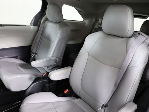 Used 2022 Toyota Sienna XLE image 10