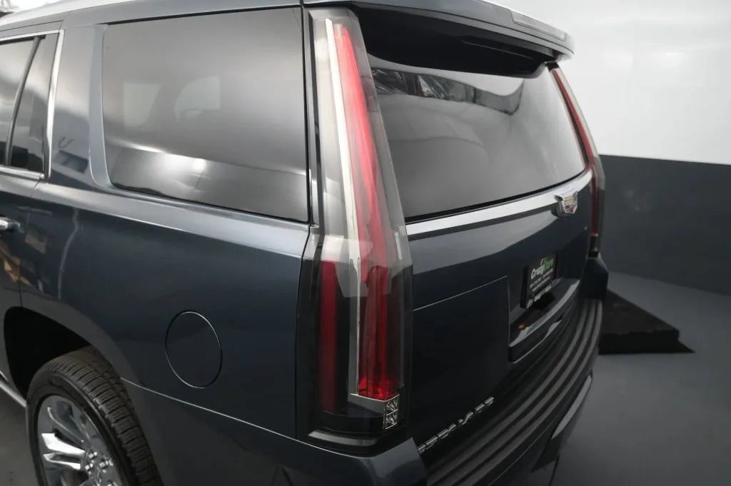 Used 2019 Cadillac Escalade Premium Luxury w/ LPO, Radiant Package AWD/4WD image 15
