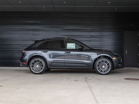 Used 2025 Porsche Macan image 8