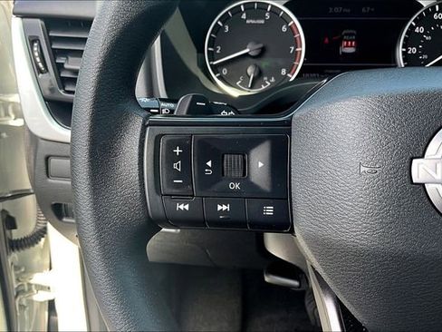 Used 2025 Nissan Rogue S FWD image 11