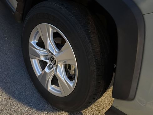 Used 2021 Toyota RAV4 XLE w/ Convenience Package image 9