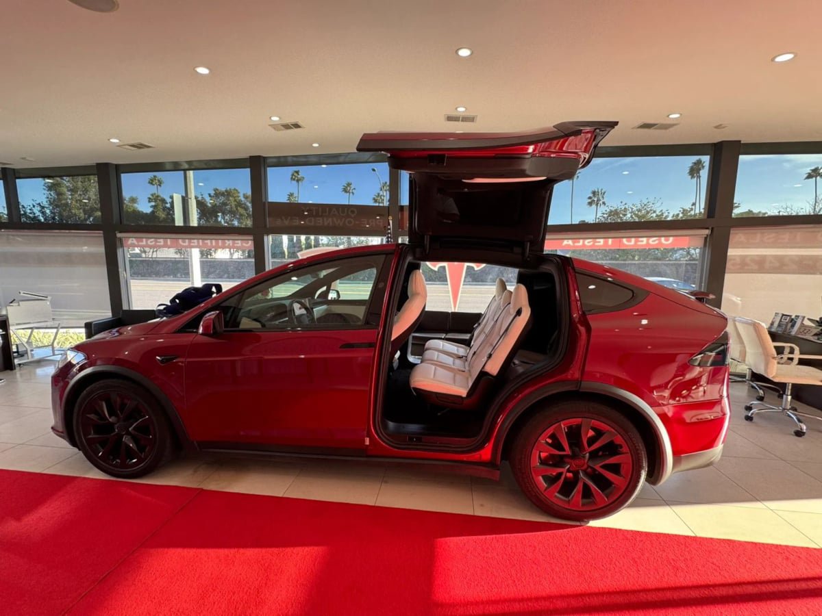 Used 2023 Tesla Model X AWD/4WD image 9