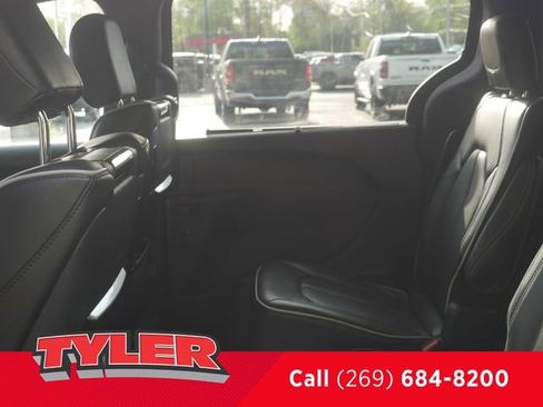 Used 2023 Chrysler Pacifica Limited w/ Uconnect Theater Family Group FWD image 41