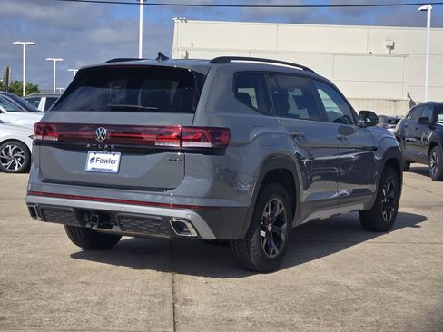 New 2026 Volkswagen Atlas Peak Edition image 4