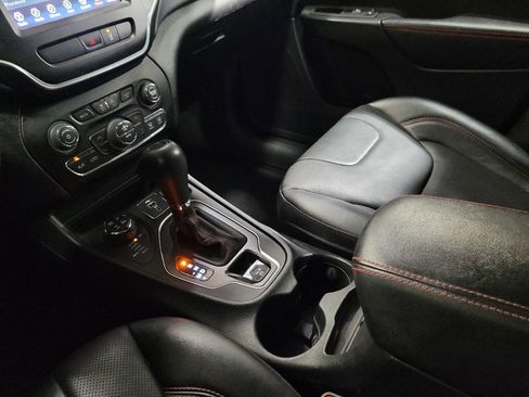 Used 2022 Jeep Cherokee Trailhawk w/ Premium Leather Package AWD/4WD image 26